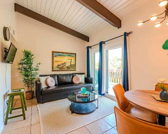 Seagulls Serenade Cozy 1BR Hideaway near Beach 206 - South Padre Island - Sala de estar
