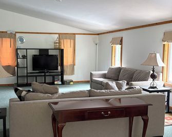 The Eagle's Nest: 1 BDR PLUS studio bed nestled outside the city of Pittsburgh - Coraopolis - Living room
