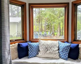 Cozy Family Friendly Retreat-Outdoor Living-Next To Glacier-Low Cleaning Fee - Columbia Falls - Living room
