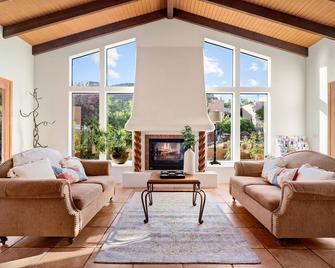 Unique romantic villa in the heart of The Village of Oak Creek next to Bell Rock - Village of Oak Creek - Living room