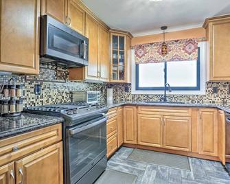 Vibrant Teaneck Home ~ 12 Mi to Manhattan! - Teaneck - Kitchen