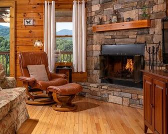 Engadine Inn and Cabins - Candler - Living room