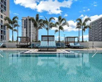 Luxury Studio Apartment in Downtown Doral - Miami - Piscina
