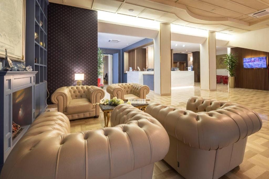 Astra Hotel - פרארה - טרקלין