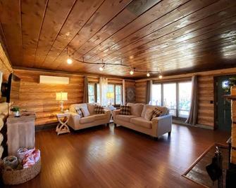 Private Ranch Log Cabin Lakeside Escape - Shady Cove - Sala de estar