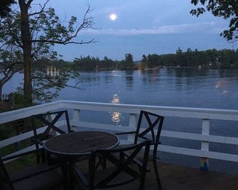 Beautiful waterfront cottage where you feel like you can touch the ships. - Wellesley Island - Balcony