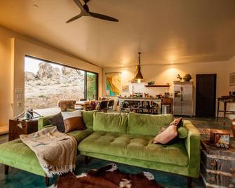 East Wind, unique house with majestic views - Lone Pine - Living room