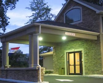 Red Carpet Inn and Suites Monmouth Junction - Monmouth Junction - Building