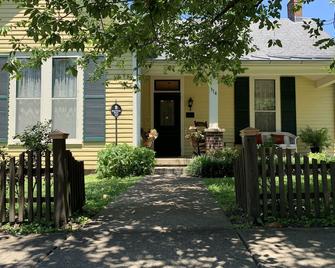 1890's home in Historic Downtown Franklin - Franklin - Patio