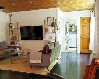 Luxury Romantic Cottage near Lakes, Trails, Golf and more! Adult Only Property - Tupper Lake - Sala de estar