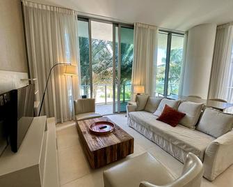 Lyfe Resort & Residences - Hollywood - Living room