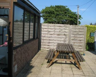 Detached cottage with enclosed green space in a quiet location - Pleurtuit - Patio