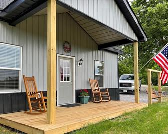 Little House on Dairy- Near Ark- See Calves and Goats - Dry Ridge - Patio