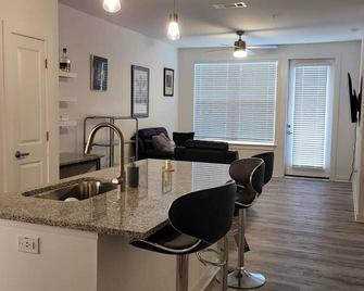 Cozy 1-Bedroom Oasis in the Heart of Duluth hwy-85 - Duluth - Dining room