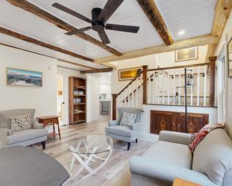 Beautifully Remodeled Modern Home with a Spacious Kitchen, Washer Dryer and Wifi - Hancock - Living room