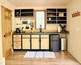 Relaxing Lakeside Cabin With Direct Atv & Snowmobile Trail Access! - Park Falls - Kitchen