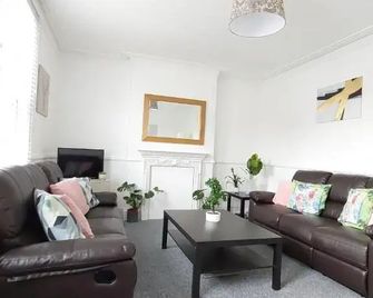 Very spacious two bedroom converted apartment in East Croydon - Croydon - Living room