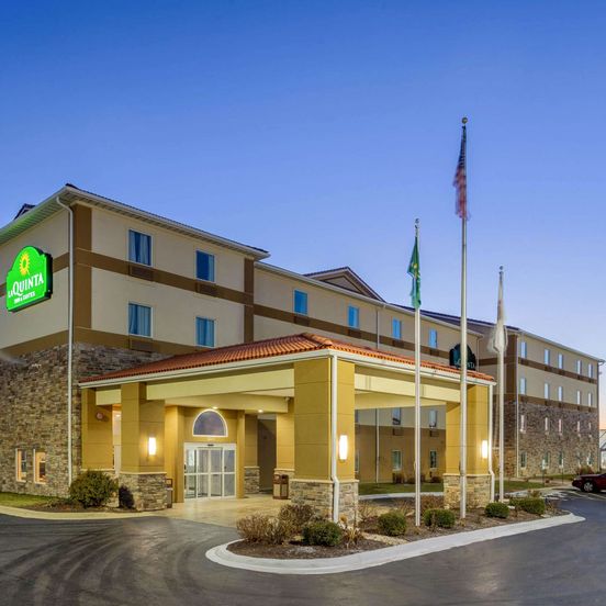 Building view of La Quinta Inn & Suites by Wyndham Rockford