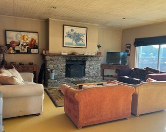 See and hear the surf from this pet friendly property - Foxton Beach - Living room