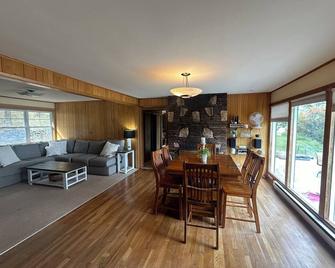 Enchanting 3-bedroom cabin with WiFi in Polson - Polson - Dining room