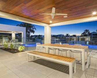 Luxury Canal Holiday House, Raptor Pde Banksia Bea - Woorim - Zwembad