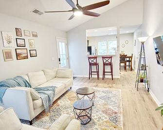 Home with 2 Queen beds, 2 Full Bathrooms Kitchen and Laundry Room - Owensboro - Living room