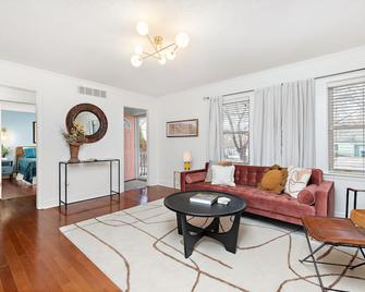 Family Friendly Kansas City Ranch in the Center of it All - Prairie Village - Sala de estar