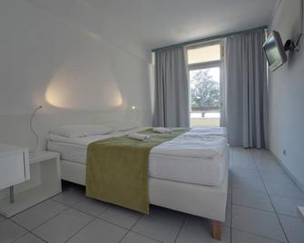 Hotel Holiday Csopak - Csopak - Schlafzimmer