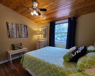 Dog friendly, waterfront cottage, perfect for families, sleeps 10, boat incl. - Dunchurch - Bedroom