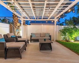 Lovely 2 bedrooms, steps away from the beach. - Bradenton Beach - Patio