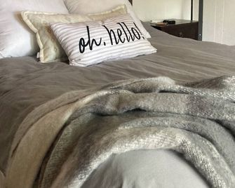 Welcome to The Waters Edge On Crowe Lake - Heated Winter Property for Escape. - Marmora - Bedroom