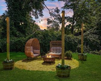 Cozy Boho Cottage near DT & more. Fire pit with outdoor oasis Family Friendly! - Goldsboro - Patio
