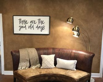 The Plantation House Boutique Inn - Pflugerville - Living room