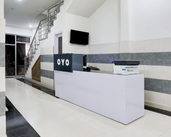 Hotel O Diamond Inn - Hāpur - Front desk