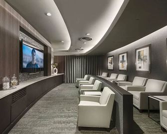 Sunny Mission Valley 1BR w/ Gym, W/D & Pool, nr shops, by Blueground - San Diego - Sala d'estar