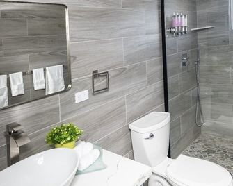 Deany's Uptop Luxury Suite - The Valley