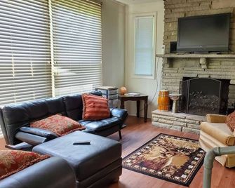 Restful on Rhody - Johnson City - Living room