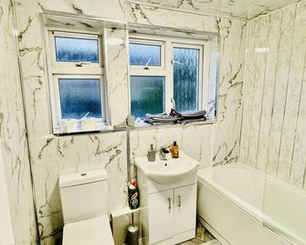4 Bedrooms Full House Stourbridge Birmingham - Stourbridge - Ванна кімната