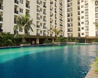 Nice and Cozy 2BR at Cinere Resort Apartment By Travelio - Cinere - Bazén
