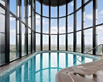 Lake Views Balcony in Spacious 1 Bed Unit - Belconnen - Pool