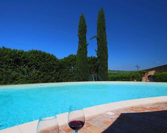 Attractive Farmhouse in Montalcino With Private Terrace - Montalcino - Piscine