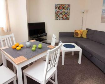 Stayzo Penthouse Accommodation 1- Premier Lodge - Southampton - Salle à manger