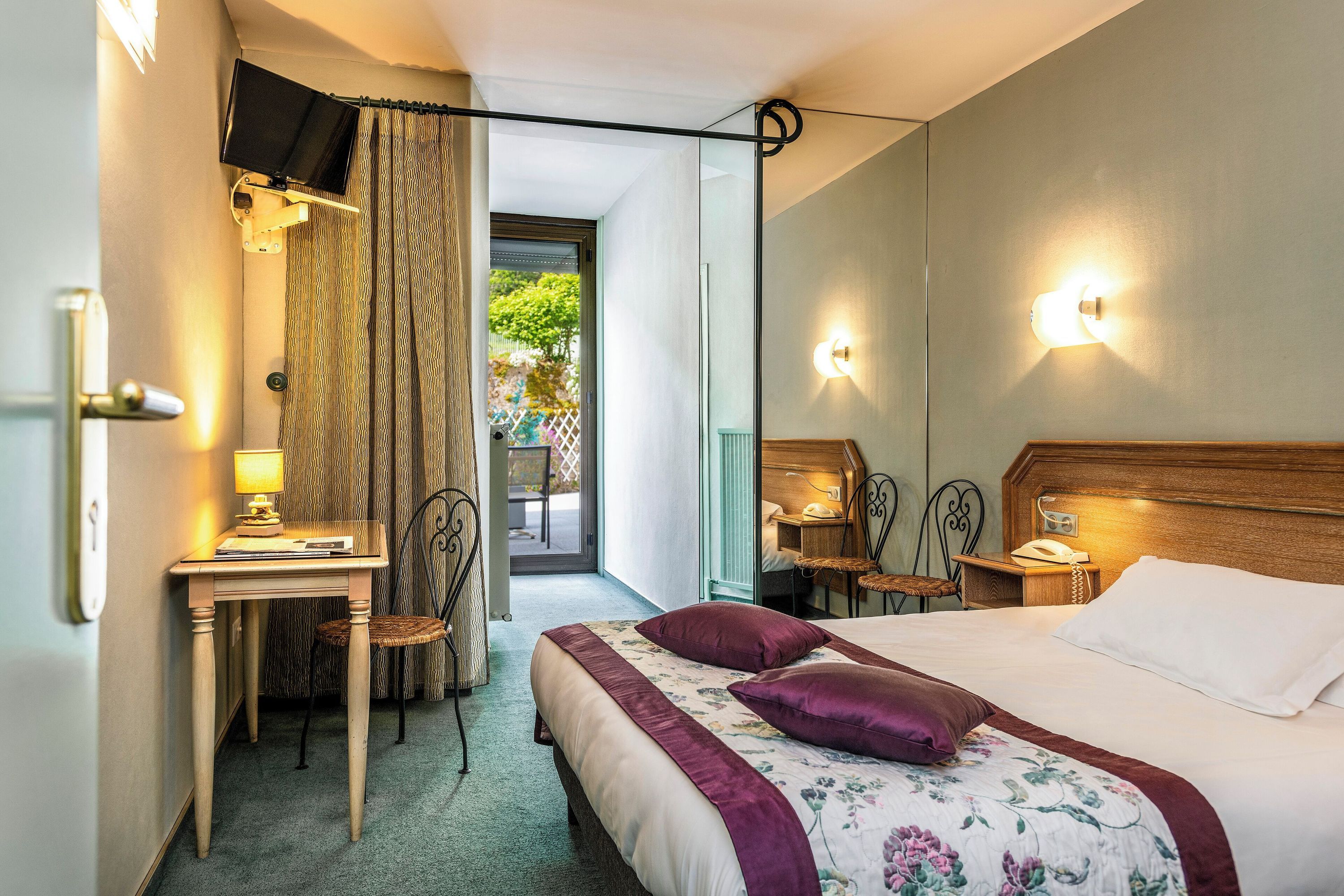 Logis Hôtel Restaurant Le Mont Aigoual - Meyrueis - Bedroom