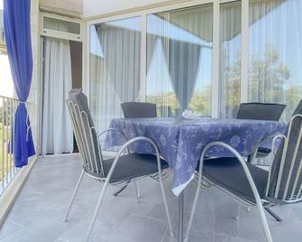 Only 80 metres to the blue Adriatic Sea with private balcony, air conditioning, WiFi - Zambratija - Comedor