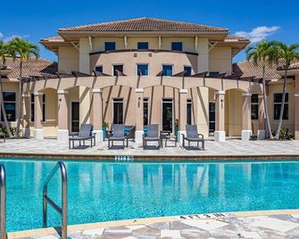 Landing | Stylish 1bd, Gym, Courtyard - Fort Myers - Piscina