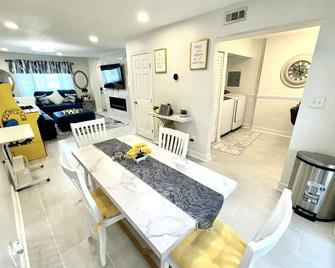 Elegant Serene- Townhome, 10 Mi to Downtown, near Airport - Forest Park - Comedor