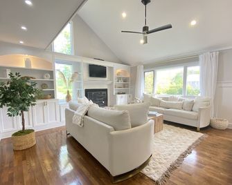 5BR, Luxury Home, Pool, Large Yard , Close to Beach & Town - Southampton - Sala de estar