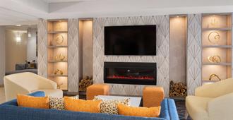 La Quinta Inn & Suites by Wyndham Knoxville Airport - Alcoa - Wohnzimmer