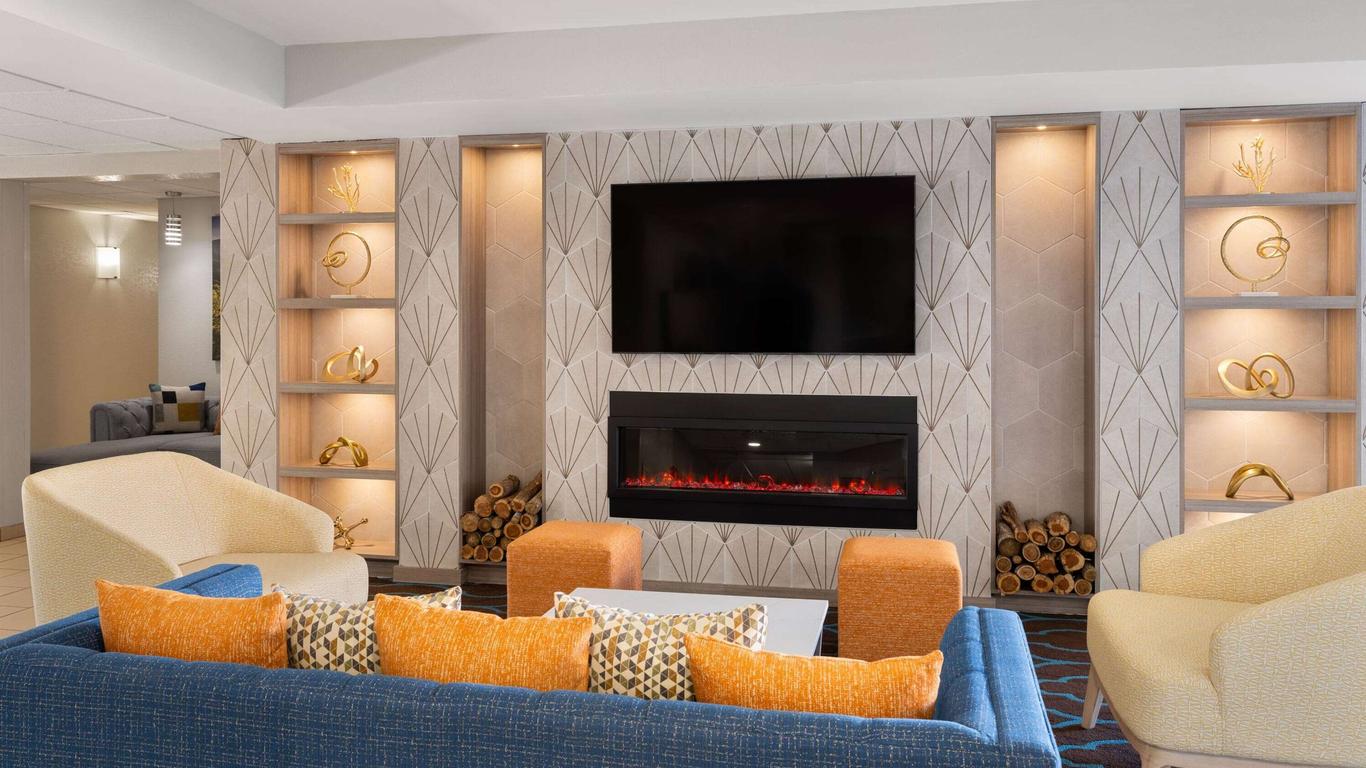 La Quinta Inn Suites by Wyndham Knoxville Airport