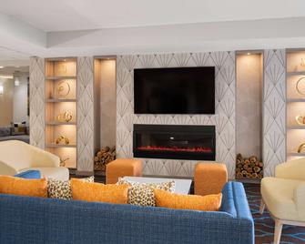 La Quinta Inn & Suites by Wyndham Knoxville Airport - Alcoa - Living room